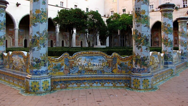 La basilica di Santa Chiara a Napoli, unicum del barocco scampato in parte alla Seconda Guerra Mondiale